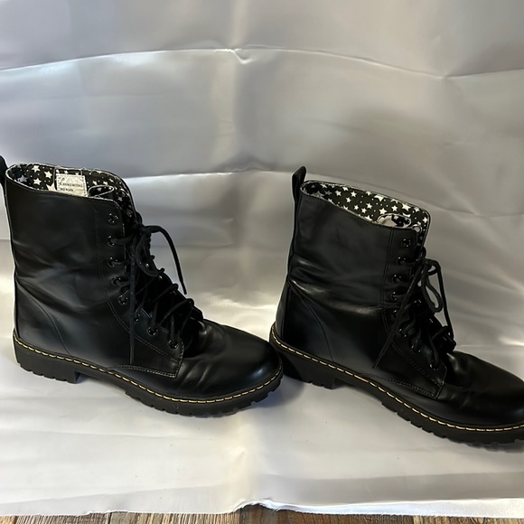 UNIONBAY Shoes - Union Bay combat boots size 9